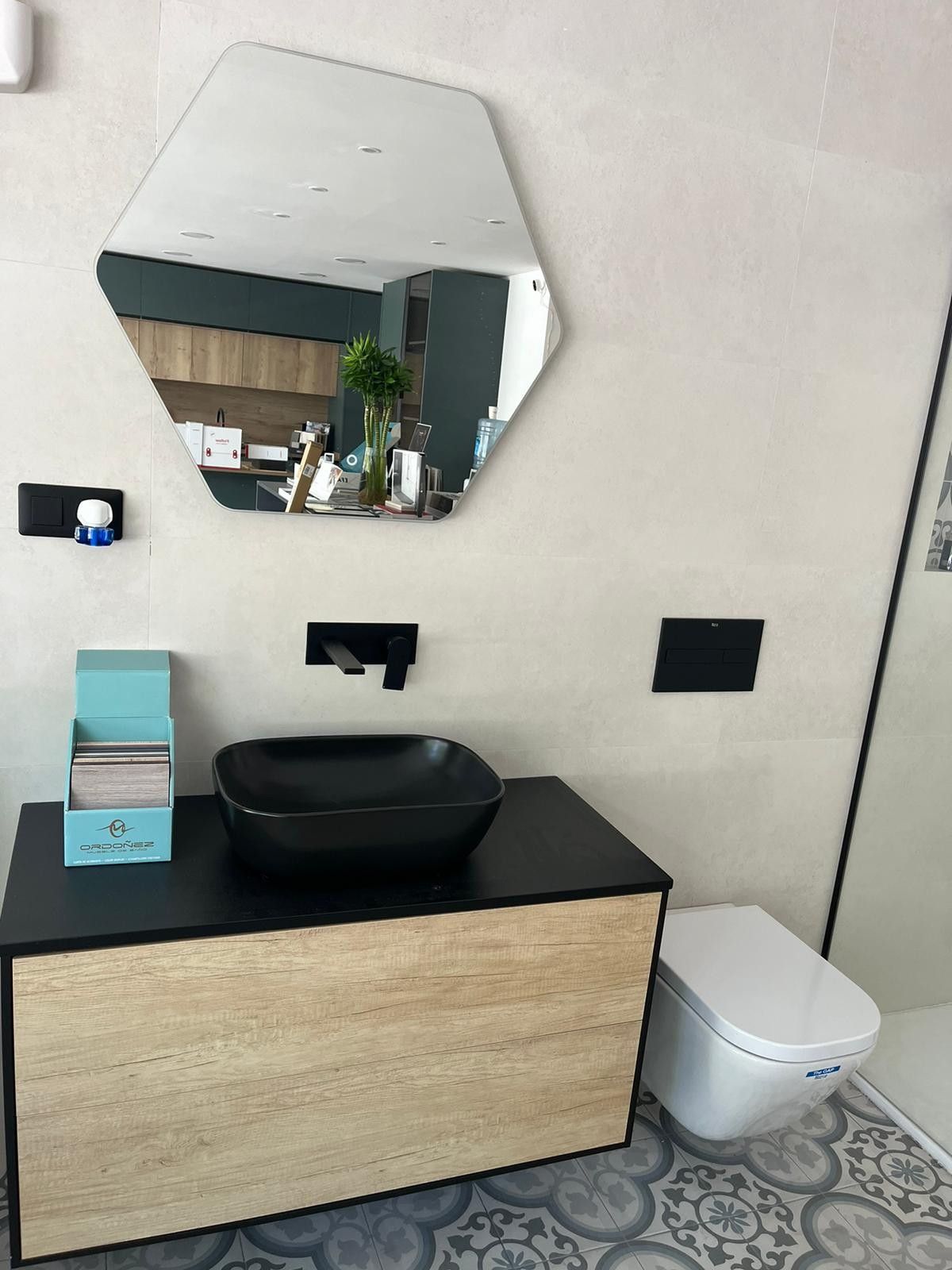 Reforma de baño con diseño funcional y acabados contemporáneos