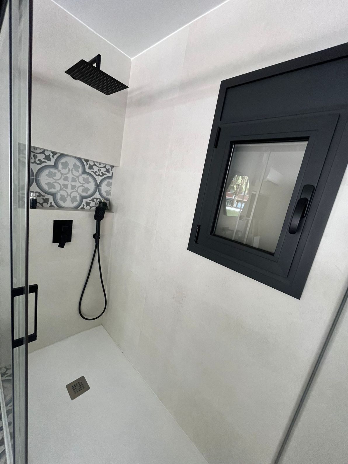 Reforma de baño con diseño funcional y acabados contemporáneos