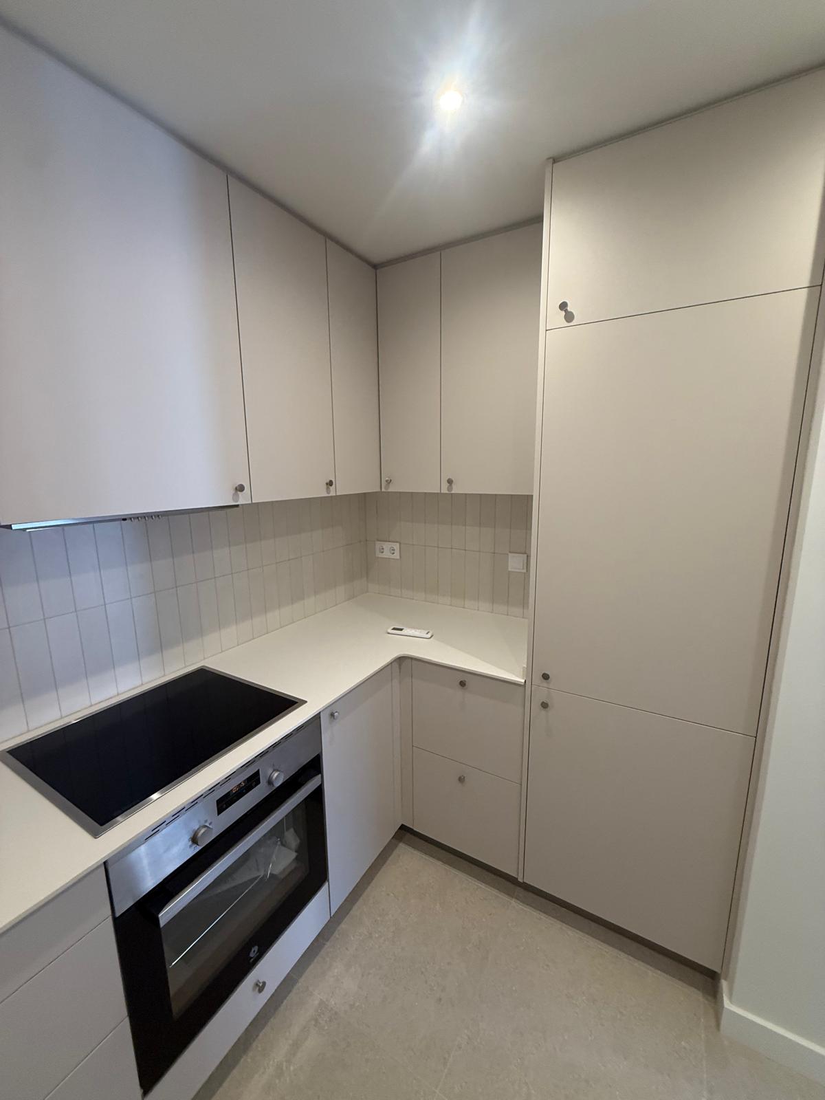 Cocina reformada con mobiliario moderno y distribución funcional