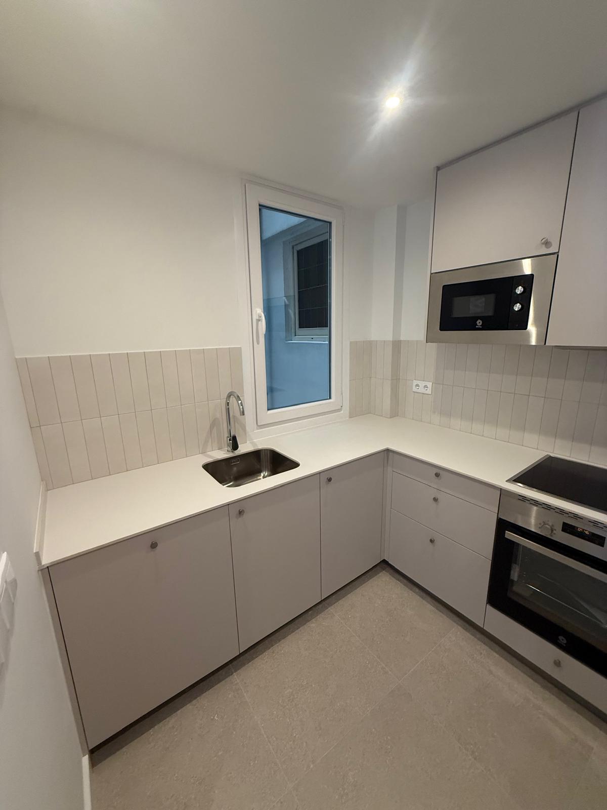 Cocina reformada con mobiliario moderno y distribución funcional