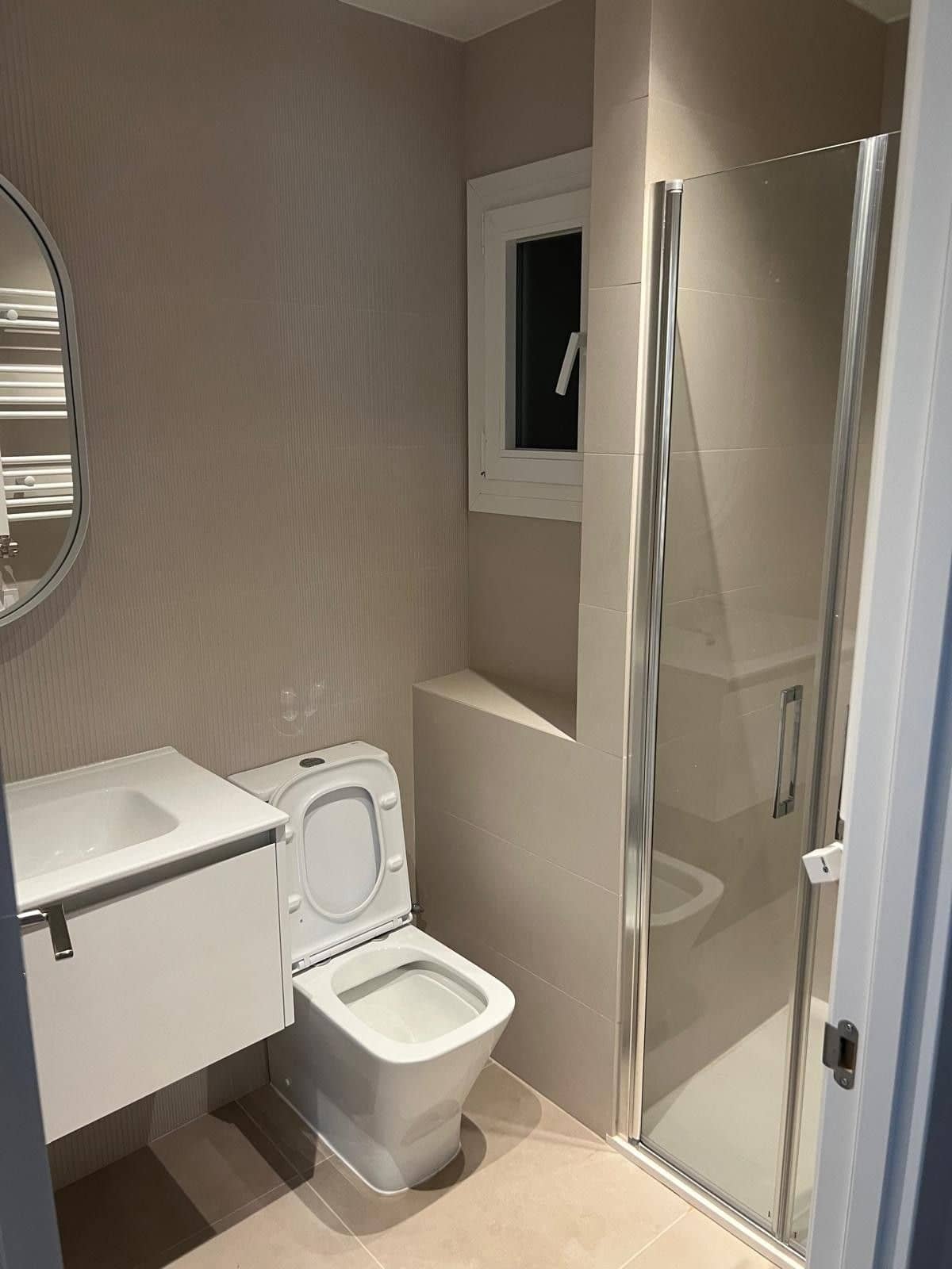 Salón reformado con diseño moderno y acabados de calidad