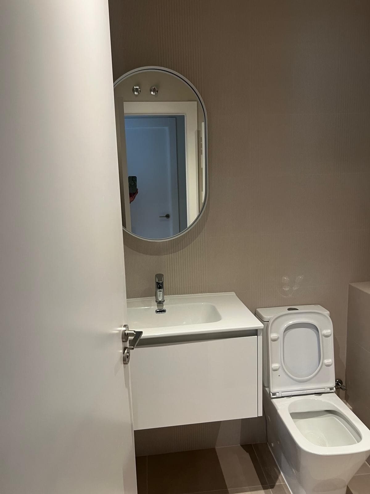 Baño reformado con ducha moderna y revestimientos de calidad