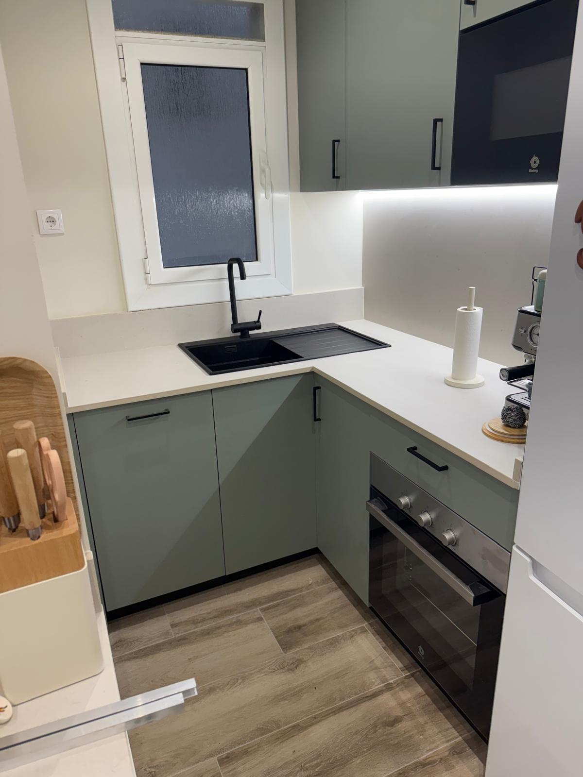 Cocina reformada con mobiliario moderno y distribución funcional