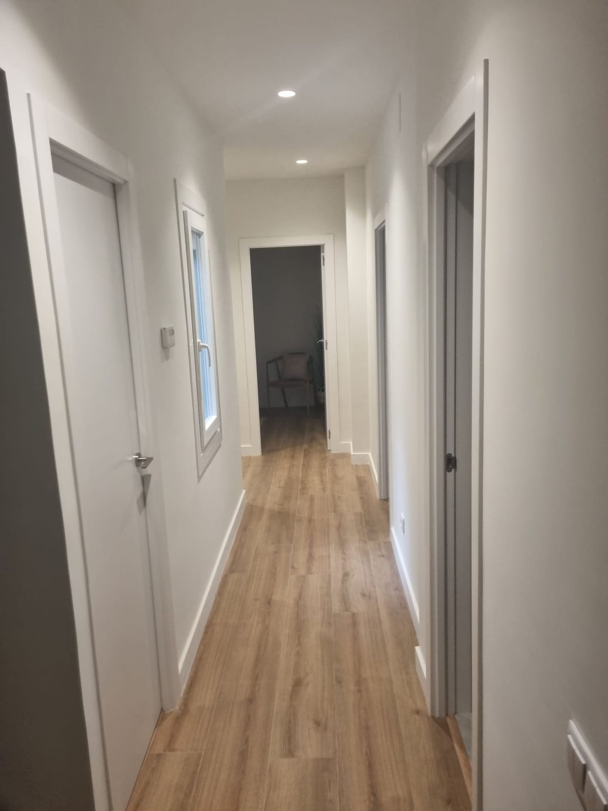 Salón reformado con diseño moderno y acabados de calidad