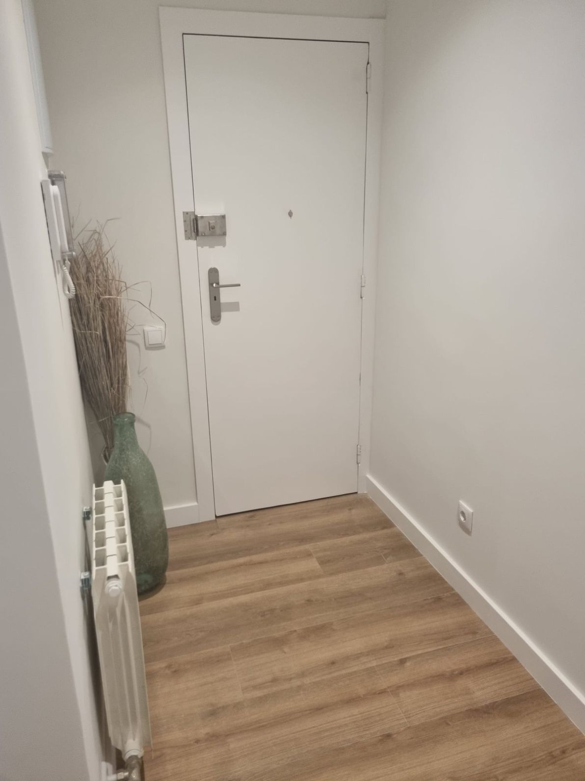 Salón reformado con diseño moderno y acabados de calidad