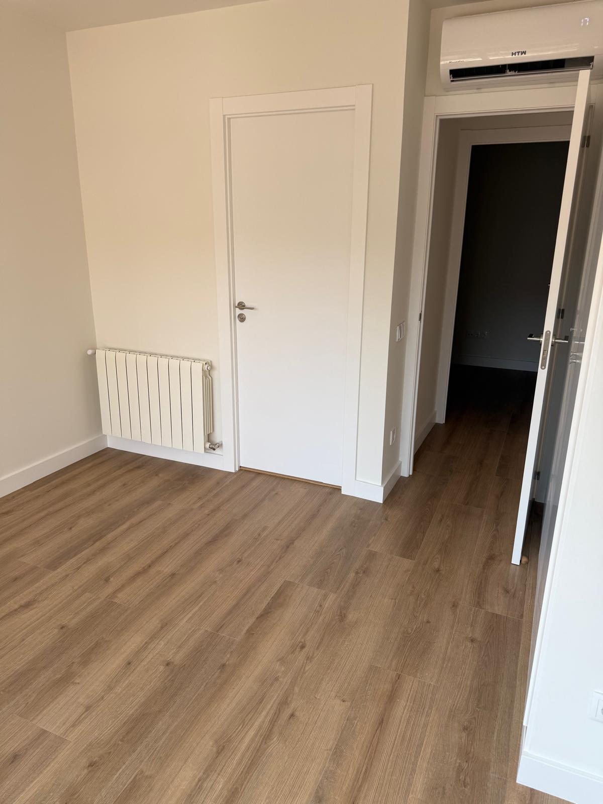 Salón reformado con diseño moderno y acabados de calidad